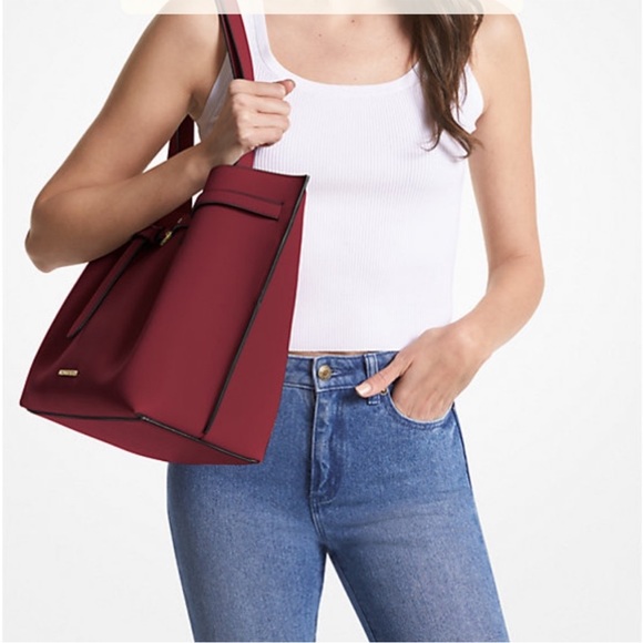 MICHAEL KORS
Emilia Large Pebbled Leather Shoulder Tote Bag
COLOR DARK CHERRy - Picture 2 of 16